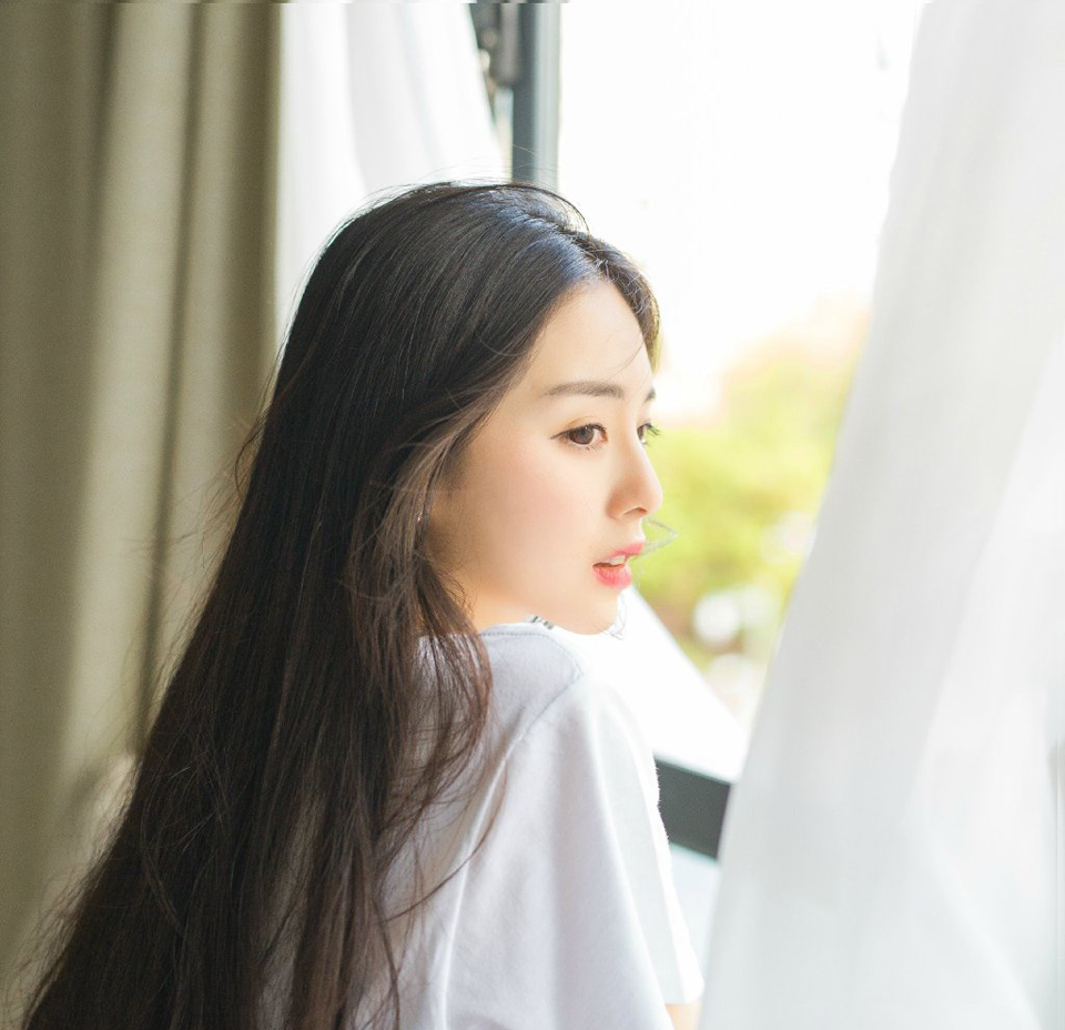 “不，这些要由你亲自去说，而且不能太过刻意，找几个嘴巴不严的世家，聊天的时候装作无意间将此事传出去。”法正摇头道。